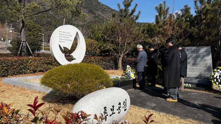 [부산=뉴시스] 부산외국어대학교는 지난 11일 부산 금정구 대학 내 추모공원에서 '경주 마우나오션리조트 참사 12주기 추모식'을 열었다고 12일 밝혔다. (사진=부산외대 제공) 2026.02.12. photo@newsis.com *재판매 및 DB 금지