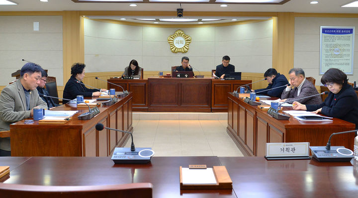 정선군의회는 12일 의회 특별위원회 회의실에서 전영기 의장 주제로 2월 의원 간담회를 개최하고 있다.(사진=정선군 제공) *재판매 및 DB 금지