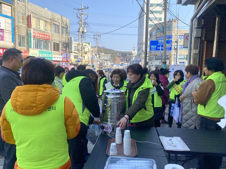 [보령=뉴시스] 보령시 '설맞이 전통시장 온기나눔 캠페인 및 환경정화 활동' 모습. (사진=보령시청 제공) 2026.02.12. photo@newsis.com *재판매 및 DB 금지