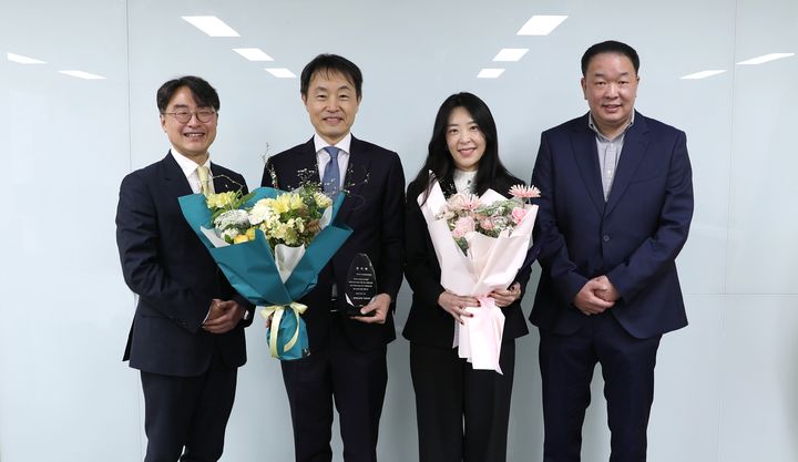 공무원연금공단은 지난해 우수한 성과를 거둔 국내 주식 운용사를 선정, 표창장과 감사패를 수여했다고 12일 밝혔다. (왼쪽부터) 공무원연금공단 손영진 자금운용단장(CIO), 마이다스에셋자산운용 신진호 대표, 김예리 이사, 공무원연금공단 박현상 주식운용팀장. (사진=공무원연금공단 제공) photo@newsis.com *재판매 및 DB 금지