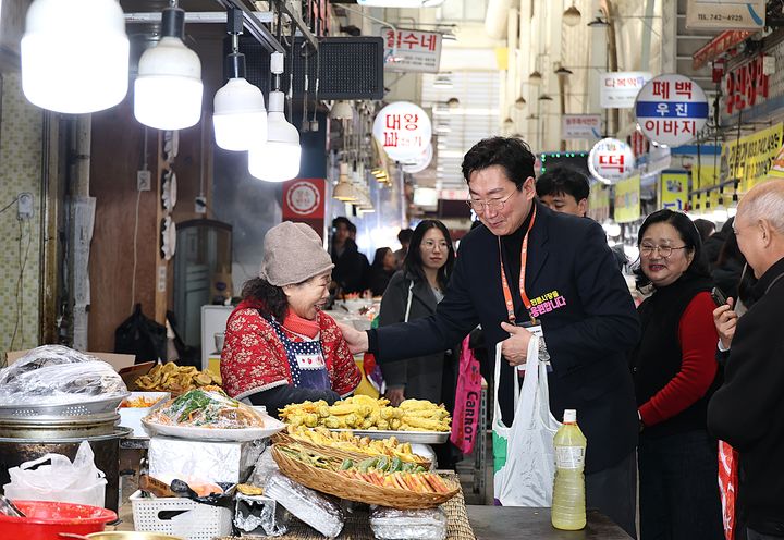 [원주=뉴시스] 12일 원강수 원주시장이 설 명절 물가 안정과 전통시장 상권 활성화를 위해 중앙동 4개 전통시장에서 장을 보며 상인들과 이야기를 나누고 있다. (사진=원주시 제공) 2026.02.12. photo@newsis.com *재판매 및 DB 금지