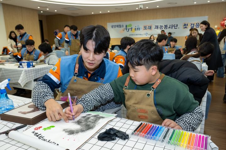 [광양=뉴시스] 포스코인재창조원 광양캠퍼스에서 광양제철소 또래봉사단이 지역 어린이들과 함께 탁본 체험을 진행하고 있다. (사진=광양제철소 제공) 2026.02.12. photo@newsis.com *재판매 및 DB 금지