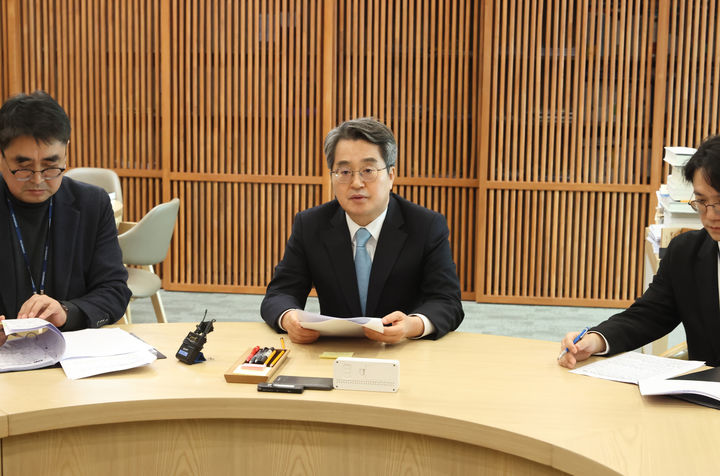 [수원=뉴시스] 김동연 지사가 12일 오후 부동산수사T/F회의를 주재하고 있다. (사진=경기도 제공) 2026.02.12. photo@newsis.com *재판매 및 DB 금지