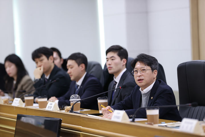 [서울=뉴시스]홍지선 국토교통부 2차관은 12일 정부세종청사에서 '국토교통 미래 혁신을 위한 MZ 소통 간담회'를 열고 현장의 고충 및 건의사항을 청취했다고 밝혔다. (사진=국토부 제공) 2026. 2. 12. *재판매 및 DB 금지