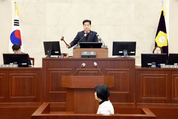 [밀양=뉴시스] 허홍 의장이 제270회 밀양시의회 임시회 제2차 본회의를 주재하고 있다. (사진= 밀양시의회 제공) 2026.02.12. photo@newsis.com *재판매 및 DB 금지