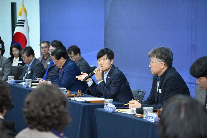  [거제=뉴시스] 변광용 경남 거제시장이 12일 옥포2동에서 간담회를 열고 주민 질의에 답변하고 있다. (사진=거제시 제공) 2026.02.12. photo@newsis.com *재판매 및 DB 금지