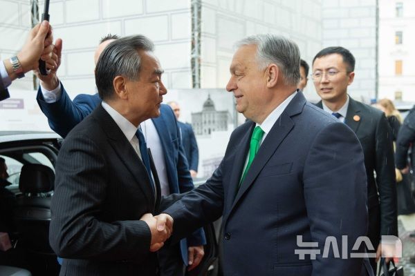 [베이징=뉴시스] 왕이 중국 공산당 중앙정치국 위원 겸 외교부장이 11일(현지 시간) 헝가리 부다페스트에서 빅토르 오르반 헝가리 총리를 만나 악수하고 있다.(사진=중국 외교부 홈페이지 갈무리) 2026.02.12 photo@newsis.com