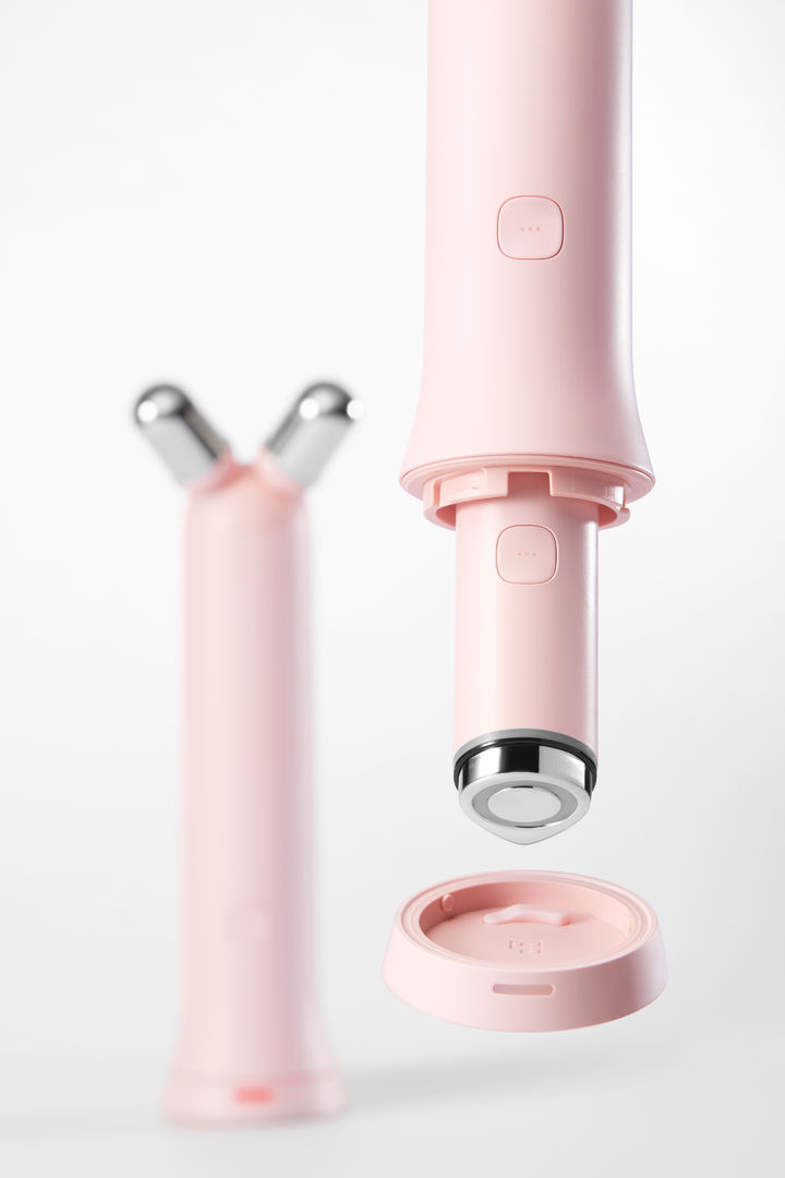 [서울=뉴시스] 에이피알의 뷰티 디바이스 브랜드 메디큐브 에이지알(AGE-R)의 '부스터 브이 롤러'. (사진=에이피알 제공) *재판매 및 DB 금지