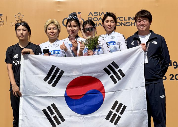 [서울=뉴시스] 2026 아시아사이클선수권대회 여자 개인도로(107.1㎞)에서 동메달을 획득한 신지은과 한국 사이클 선수단. (사진=대한사이클연맹 제공) *재판매 및 DB 금지