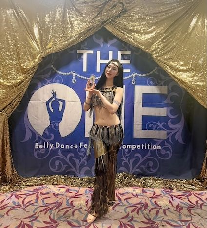 [서울=뉴시스] 무용예술학과 이예진 학생이 국제무용대회 'The ONE'에서 수상 기념 촬영을 하고 있다. (사진=성신여대 제공) 2026.02.12. photo@newsis.com *재판매 및 DB 금지