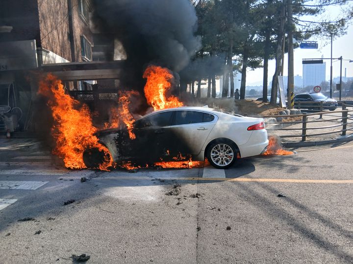 전주서 도로 달리던 승용차서 불…인명피해 없어