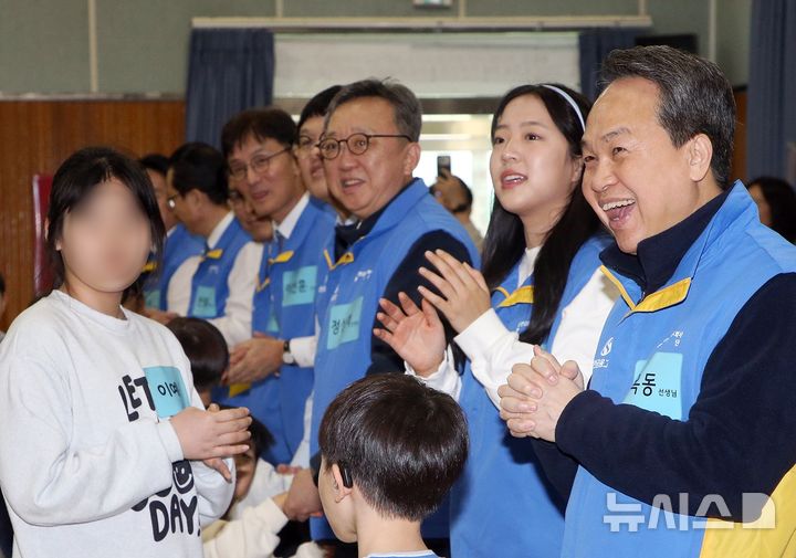 [서울=뉴시스]이날 봉사활동에 참여한 진옥동 신한금융그룹 회장(사진 오른쪽부터), 신유빈 선수, 정상혁 신한은행장이 아이들과 체험활동을 하는 모습. (사진=신한금융 제공). 2026.02.12. photo@newsis.com 