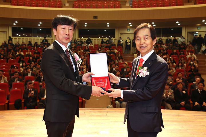 [대전=뉴시스] 12일 열린 한국과학기술원(KAIST) 개교 55주년 기념식에서 물리학과 이경진(왼쪽) 교수가 이광형 총장으로부터 올해의 KAIST인상을 수상하고 있다.(사진=KAIST 제공) *재판매 및 DB 금지
