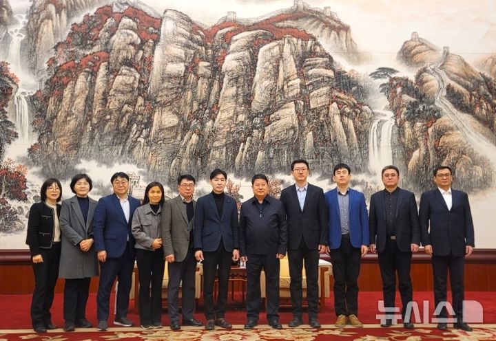 [포항=뉴시스] 송종욱 기자 = 중국 텐진시를 방문한 김정표 해양수산국장 등 포항시 대표단이 지난 10일 빈하이신구 정부를 방문해 우호 도시 협약 체결을 위한 사전 협의를 진행한 후 방문 기념 촬영을 하고 있다. (사진=포항시 제공) 2026.02.12. photo@newsis.com 