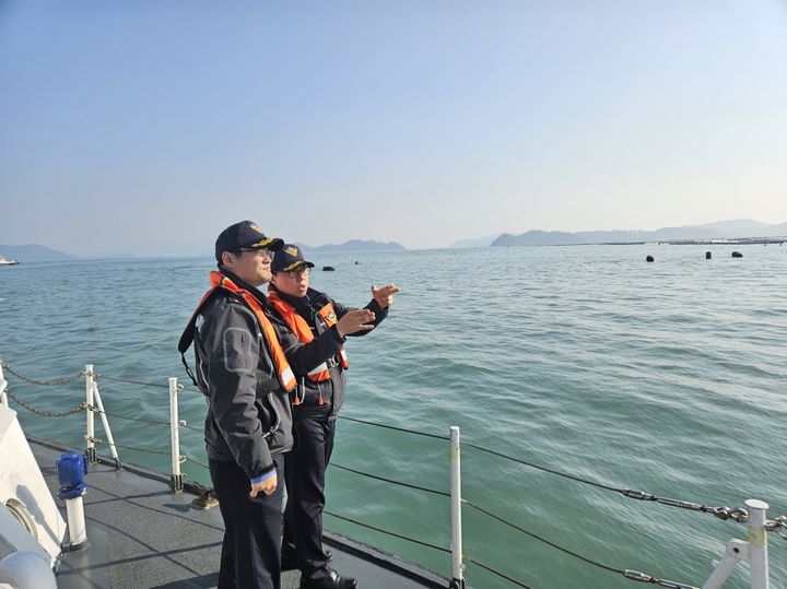 [완도=뉴시스] 12일 오전 김태환 완도해양경찰서장이 지역 내 해상교통량 밀집해역과 연안 위험구역을 점검하고 있다. (사진=완도해경 제공) 2026.02.12. photo@newsis.com *재판매 및 DB 금지