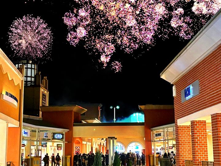 [서울=뉴시스] 신세계사이먼 파주 프리미엄 아울렛 불꽃놀이 모습. (사진=신세계사이먼 제공) *재판매 및 DB 금지