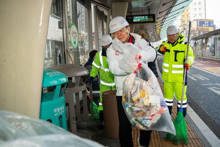 [서울=뉴시스] 청량리역광장 일대를 청소하고 있는 이필형 동대문구청장. 2026.02.12. (사진=동대문구 제공) *재판매 및 DB 금지