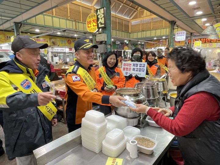 [대구=뉴시스] 대구동부소방서는 12일 지역 내 전통시장에서 설 명절 대비 화재예방 캠페인을 실시했다. (사진=대구동부소방서 제공) 2026.02.12. photo@newsis.com *재판매 및 DB 금지