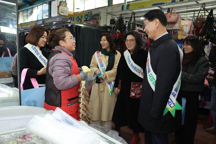 고창군, 설맞이 전통시장 장보기 행사…민관과 합동실시