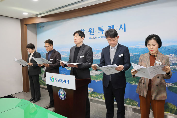 [창원=뉴시스] 강경국 기자 = 오재연 경남 창원보건소장이 12일 창원시청 프레스센터에서 1분기 정례 브리핑을 하고 있다. (사진=창원시청 제공). 2026.02.12. photo@newsis.com *재판매 및 DB 금지