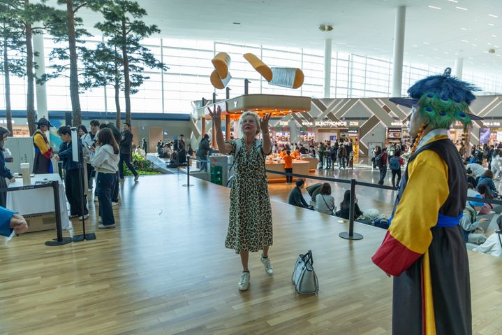 [서울=뉴시스] 설 맞이 행사 중 전통놀이 체험 (사진=국가유산진흥원 제공) 2026.02.12. photo@newsis.com *재판매 및 DB 금지
