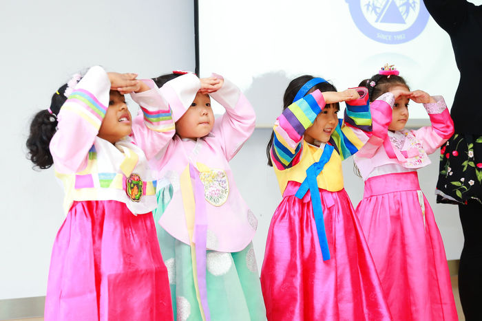 [서울=뉴시스] 설 맞이 행사 중 설빔 체험 (사진=국가유산진흥원 제공) 2026.02.12. photo@newsis.com *재판매 및 DB 금지