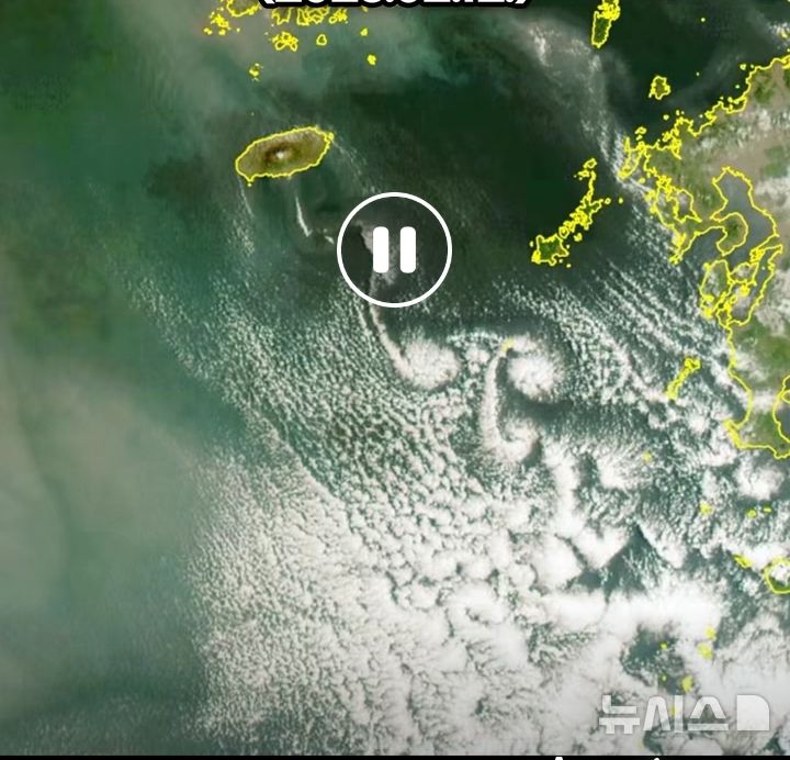 [제주=뉴시스] 12일 오전 제주에서 구름이 꽈배기 모양처럼 뻗어 나가는 카르만 소용돌이 현상이 발생했다. 기상청 천리안위성 2A호가 포착했다. (사진=기상청 사회관계망서비스 캡처) 2026.02.12. photo@newsis.com