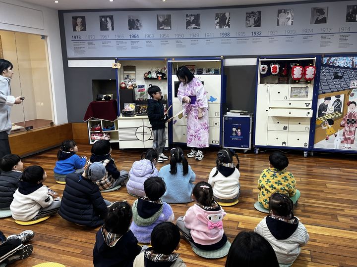 [서울=뉴시스] 2025년 부천 펄벅기념관 곤니찌와 일본 꾸러미 활용 교육 현장 (사진=국립민속박물관 제공) 2025.02.12. photo@newsis.com *재판매 및 DB 금지