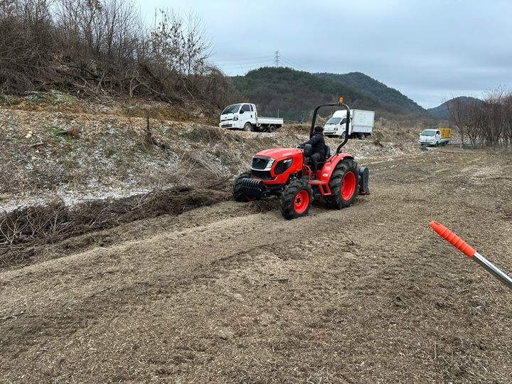 [임실=뉴시스] 농가를 직접 방문한 임실군의 영농부산물 파쇄지원단이 부산물 파쇄작업을 하고 있다. (사진=임실군 제공) 2026.02.16. photo@newsis.com *재판매 및 DB 금지