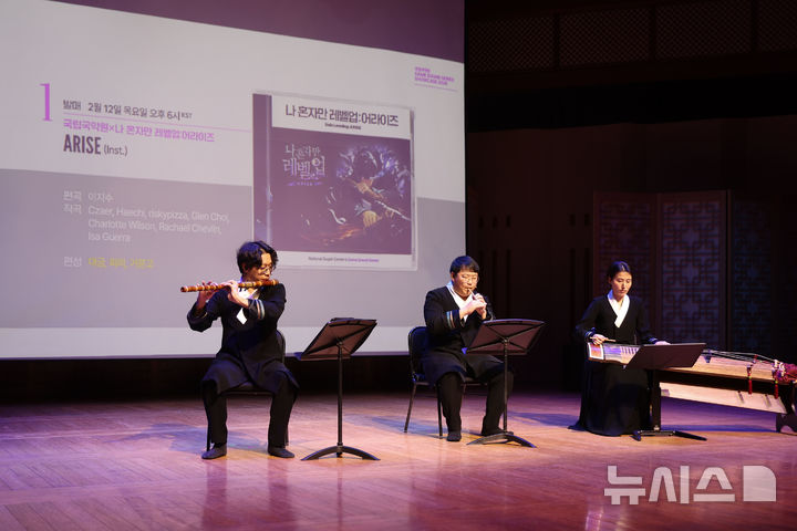 [서울=뉴시스]국립국악원은 12일 오후 서울 서초구 국립국악원 풍류사랑방에서 '게임 사운드 시리즈' 발매 기념 쇼케이스 및 기자간담회를 개최했다. (왼쪽부터) 국립국악원 창작악단의 김태현(대금), 박시현(피리), 주은혜(거문고). (사진=국립국악원 제공)