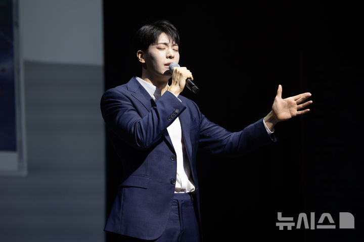 [서울=뉴시스]국립국악원은 12일 오후 서울 서초구 국립국악원 풍류사랑방에서 '게임 사운드 시리즈' 발매 기념 쇼케이스 및 기자간담회를 개최했다. 정승준이 정가를 부르고 있다. (사진=국립국악원 제공) 