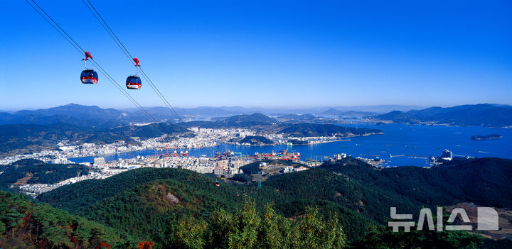 [통영=뉴시스] 신정철 기자= 경남 통영시의 대표 관광시설인 통영케이블카가 누적 탑승객 1700만 명 돌파를 눈앞에 두고 있는 가운데 이를 기념해 고객들에게 감사의 마음을 전하고자 다양한 경품 제공과 3월 31일까지 이용객을 대상으로 추첨을 통해 금 한 돈을 증정하는 이벤트를 진행한다고 12일 밝혔다.사진은 통영케이블카와 통영항 전경 모습.(사진=뉴시스DB).2026.02.12. sin@newsis.com