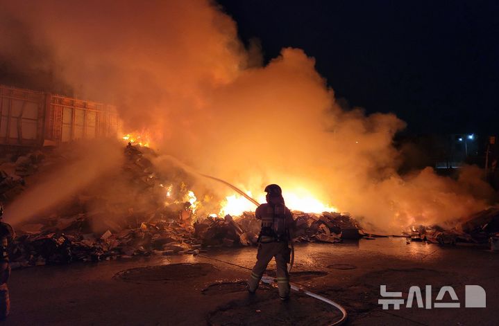 [제주=뉴시스] 12일 제주시 노형동 소재 쓰레기처리장에서 화재가 발생해 소방당국이 진화작업을 벌이고 있다. (사진=제주도소방안전본부 제공) 2026.02.12. photo@newsis.com *재판매 및 DB 금지