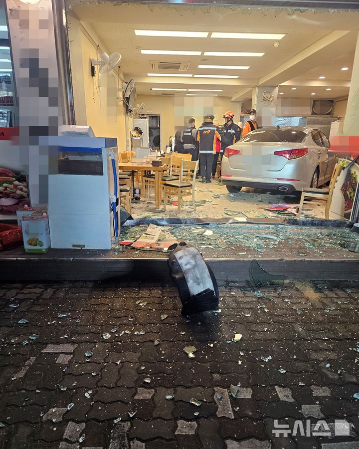[김포=뉴시스] 12일 오후 경기 김포시 통진읍 마송리 한 음식점으로 승용차가 돌진하는 사고가 발생했다. (사진=김포소방서 제공) 2026.02.12. photo@newsis.com 