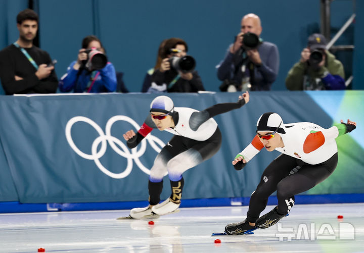 [밀라노=뉴시스] 김근수 기자 = 헝가리로 귀화한 스피드스케이팅 김민석이 11일(현지 시간) 이탈리아 밀라노 스피드스케이팅 아레나에서 열린2026 밀라노·코르티나 담페초 동계올림픽 스피드스케이팅 남자 1000m에서 역주하고 있다. 2026.02.12. ks@newsis.com