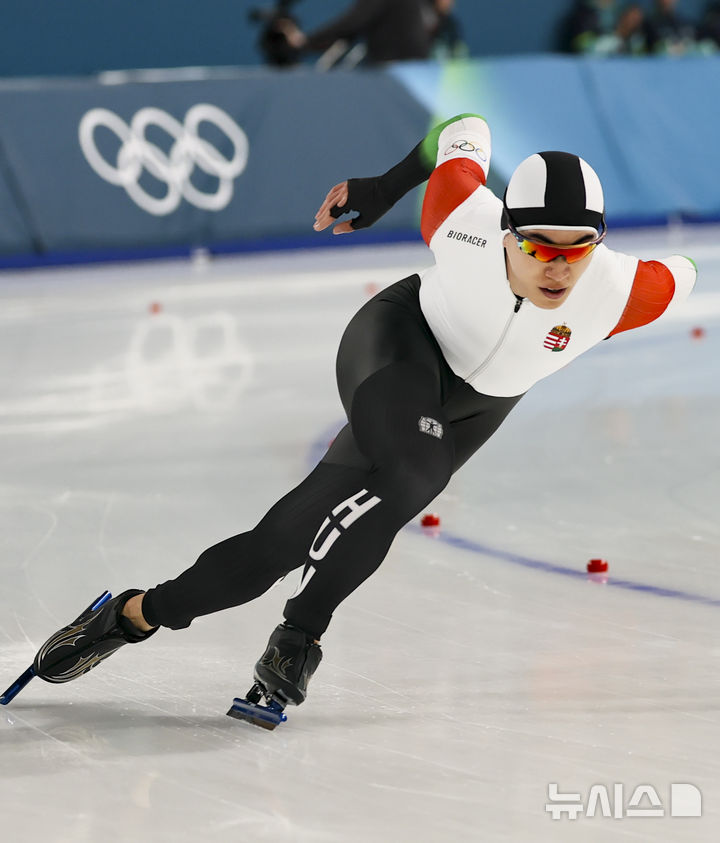 [밀라노=뉴시스] 김근수 기자 = 헝가리로 귀화한 스피드스케이팅 김민석이 11일(현지 시간) 이탈리아 밀라노 스피드스케이팅 아레나에서 열린2026 밀라노·코르티나 담페초 동계올림픽 스피드스케이팅 남자 1000m에서 역주하고 있다. 2026.02.12. ks@newsis.com