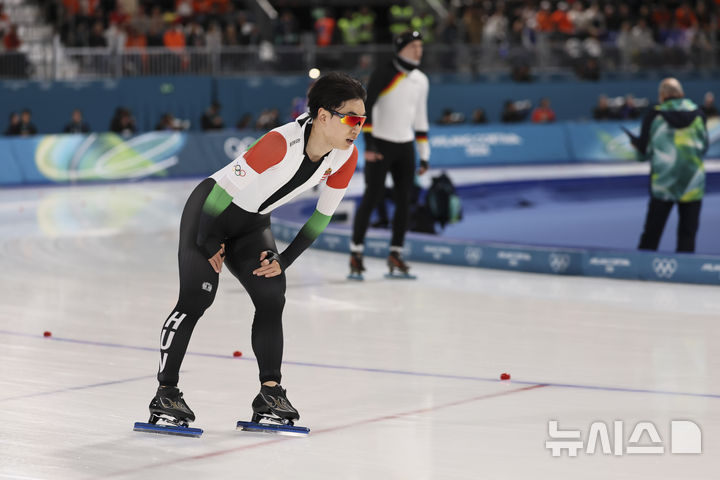 [밀라노=뉴시스] 김근수 기자 = 헝가리로 귀화한 스피드스케이팅 김민석이 11일(현지 시간) 이탈리아 밀라노 스피드스케이팅 아레나에서 열린2026 밀라노·코르티나 담페초 동계올림픽 스피드스케이팅 남자 1000m에서 역주를 마치고 숨을 고르고 있다. 2026.02.12. ks@newsis.com