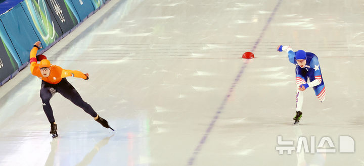 [밀라노=뉴시스] 박주성 기자 = 11일 (현지 시간) 이탈리아 밀라노 스피드스케이팅 아레나에서 열린 2026 밀라노코르티나 담페초 동계올림픽 스피드스케이팅 남자 1000m 미국의 조던 스톨츠(오른쪽) 선수가 역주하고 있다. 2026.02.11. park7691@newsis.com