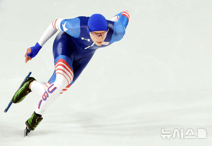 [밀라노=뉴시스] 박주성 기자 = 11일 (현지 시간) 이탈리아 밀라노 스피드스케이팅 아레나에서 열린 2026 밀라노코르티나 담페초 동계올림픽 스피드스케이팅 남자 1000m 미국의 조던 스톨츠 선수가 역주하고 있다. 2026.02.11. park7691@newsis.com