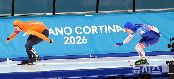 [밀라노=뉴시스] 박주성 기자 = 11일 (현지 시간) 이탈리아 밀라노 스피드스케이팅 아레나에서 열린 2026 밀라노코르티나 담페초 동계올림픽 스피드스케이팅 남자 1000m 미국의 조던 스톨츠(오른쪽) 선수가 역주하고 있다. 2026.02.11. park7691@newsis.com