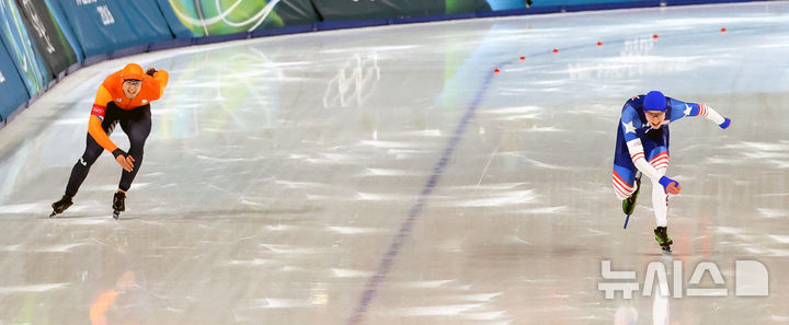 [밀라노=뉴시스] 박주성 기자 = 11일 (현지 시간) 이탈리아 밀라노 스피드스케이팅 아레나에서 열린 2026 밀라노코르티나 담페초 동계올림픽 스피드스케이팅 남자 1000m 미국의 조던 스톨츠(오른쪽) 선수가 역주하고 있다. 2026.02.11. park7691@newsis.com