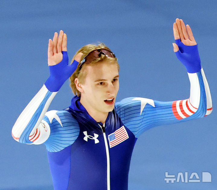 [밀라노=뉴시스] 박주성 기자 = 11일 (현지 시간) 이탈리아 밀라노 스피드스케이팅 아레나에서 열린 2026 밀라노코르티나 담페초 동계올림픽 스피드스케이팅 남자 1000m 미국의 조던 스톨츠 선수가 경기를 마친 후 관중들에게 인사를 하고 있다. 2026.02.11. park7691@newsis.com