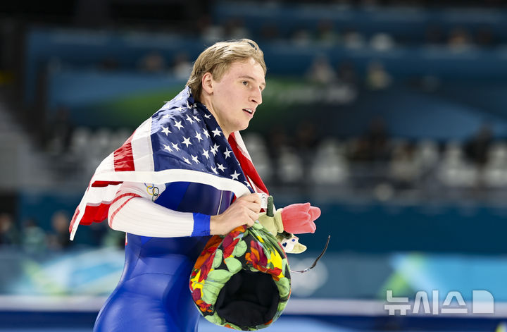 [밀라노=뉴시스] 김근수 기자 = 미국의 조던 스톨츠가 11일 (현지 시간) 이탈리아 밀라노 스피드스케이팅 아레나에서 열린 2026 밀라노·코르티나 담페초 동계올림픽 스피드스케이팅 남자 1000m에서 금메달을 차지한 뒤 관중들에게 인사를 하고 있다. 2026.02.12. ks@newsis.com