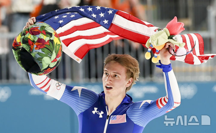 '빙속 괴물' 조던 스톨츠, 올림픽 신기록 세우며 남자 1000m 금메달 [뉴시스Pic]