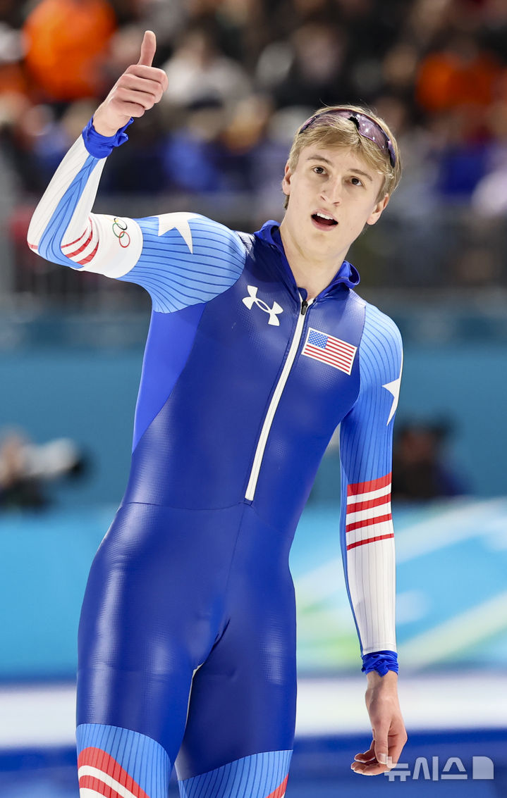 [밀라노=뉴시스] 김근수 기자 = 미국의 조던 스톨츠가 11일 (현지 시간) 이탈리아 밀라노 스피드스케이팅 아레나에서 열린 2026 밀라노·코르티나 담페초 동계올림픽 스피드스케이팅 남자 1000m에서 금메달을 차지한 뒤 관중들에게 인사를 하고 있다. 2026.02.12. ks@newsis.com