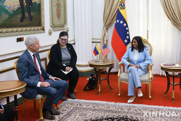 [카라카스= 신화/뉴시스] 베네수엘라의 델시 로드리게스 임시대통령이 2월 11일 방문한 크리스 라이트 미 에너지부 장관과 대통령궁에서 만나 인사를 나눈 뒤 미국과의 에너지 일정에 관련해서 회담하고 있다. 2026. 02.12. 