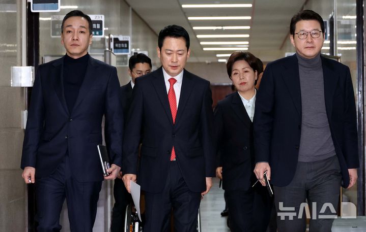 [서울=뉴시스] 조성봉 기자 = 장동혁 국민의힘 대표와 최고위원들이 12일 오전 서울 여의도 국회에서 열린 최고위원회의에 참석하고 있다. 2026.02.12. suncho21@newsis.com