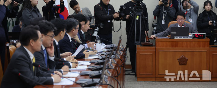 [서울=뉴시스] 김금보 기자 = 김상훈 국회 대미투자특별법처리를위한특별위원회 위원장이 12일 오전 서울 여의도 국회에서 열린 첫 전체회의에서 의사봉을 두드리고 있다. 2026.02.12. kgb@newsis.com