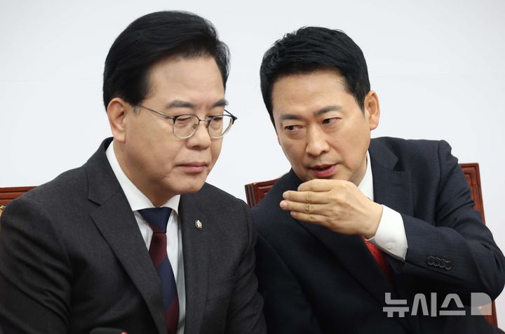 [서울=뉴시스] 조성봉 기자 = 장동혁 국민의힘 대표가 12일 오전 서울 여의도 국회에서 열린 최고위원회의에서 송언석(왼쪽) 원내대표와 대화를 하고 있다. 2026.02.12. suncho21@newsis.com