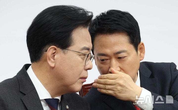 [서울=뉴시스] 조성봉 기자 = 장동혁 국민의힘 대표가 12일 오전 서울 여의도 국회에서 열린 최고위원회의에서 송언석(왼쪽) 원내대표와 대화를 하고 있다. 2026.02.12. suncho21@newsis.com